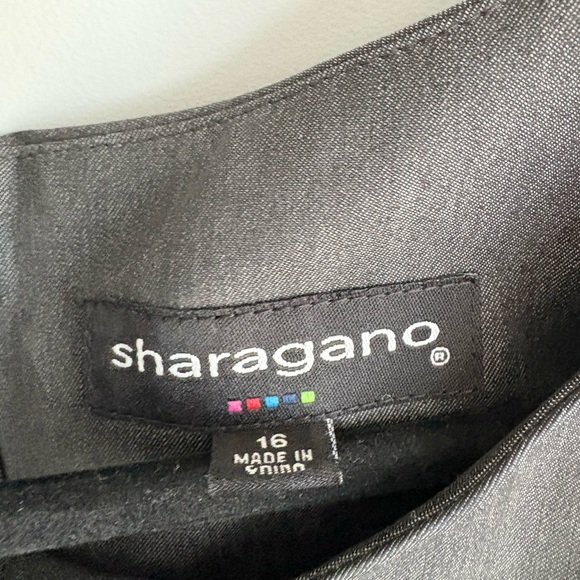 Elegant Gray Sleeveless Dress - Picture 2 of 3